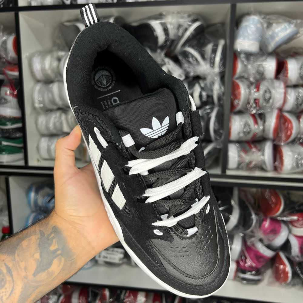Adi 2000 x Preto/branco