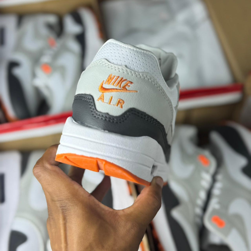 Air Max 1 Branco Laranja e Preto